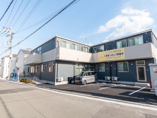 駐車場付きの建物外観