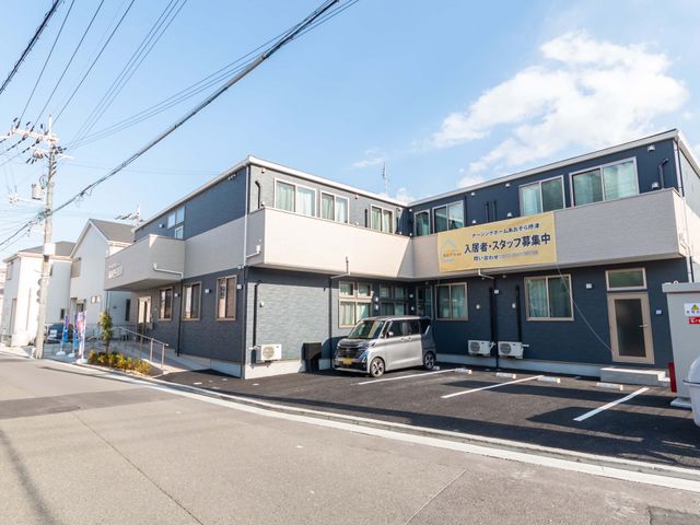 駐車場付きの建物外観
