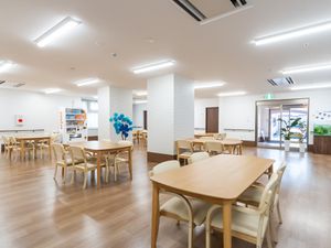 広いテーブルのある食堂