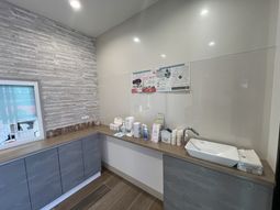 清潔な洗面台と掲示物