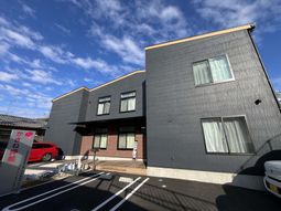 落ち着いた外観の建物