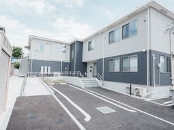 緩やかなスロープの外観