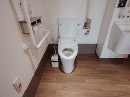 手すり付きの洋式トイレ