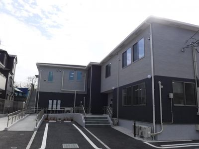 駐車場付きの建物の外観