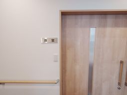 木製ドアの食堂