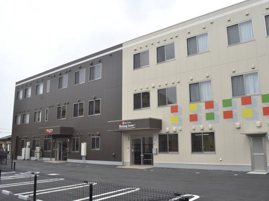 駐車場のある建物外観