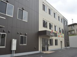 落ち着いた施設の外観
