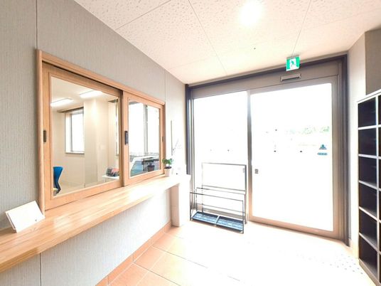 自然光が入るエントランス