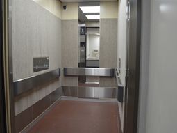 広々としたエレベーター