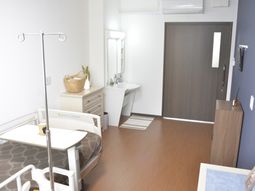 明るいベッドの居室