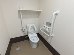 手すり付きの清潔なトイレ