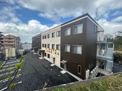 人々が交流する外観