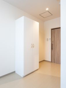 白いクローゼットの部屋