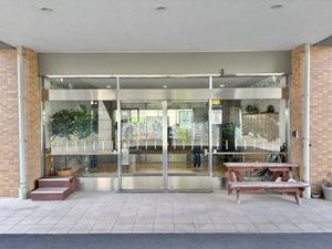 ガラスの自動ドア