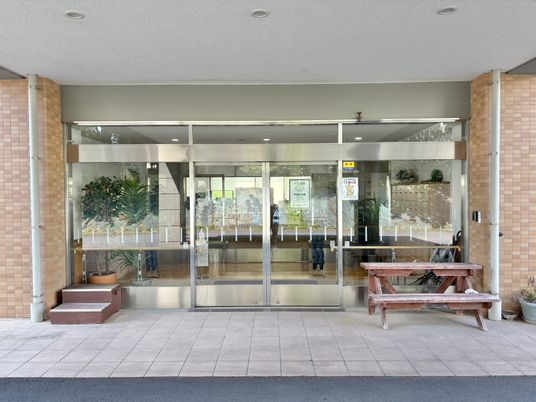 ガラスの自動ドア