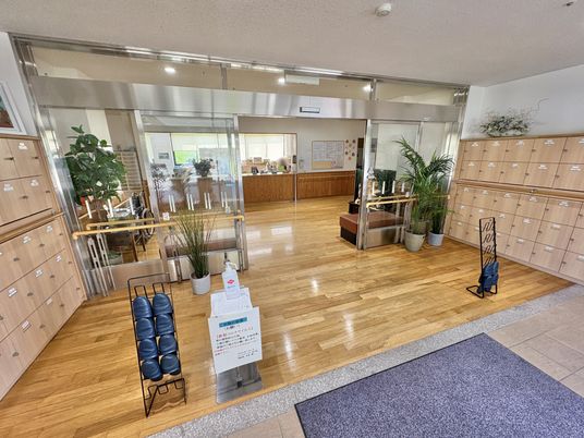 靴箱と広い床があるエントランス