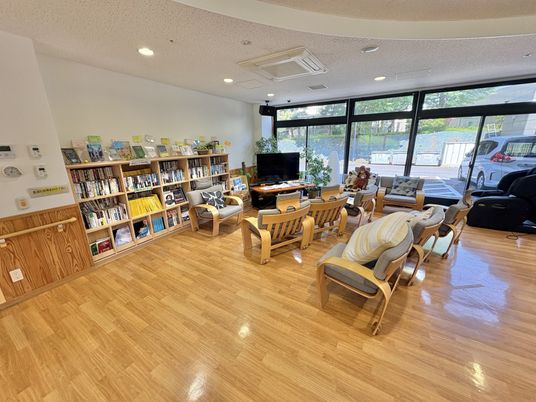 自然光の明るいラウンジ