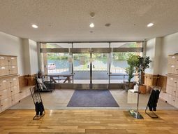自然光が差し込むエントランス