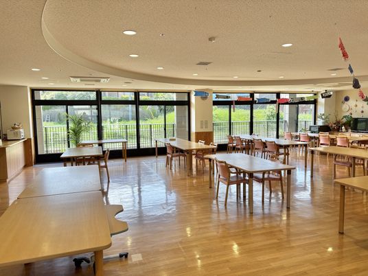 明るく広々とした食堂