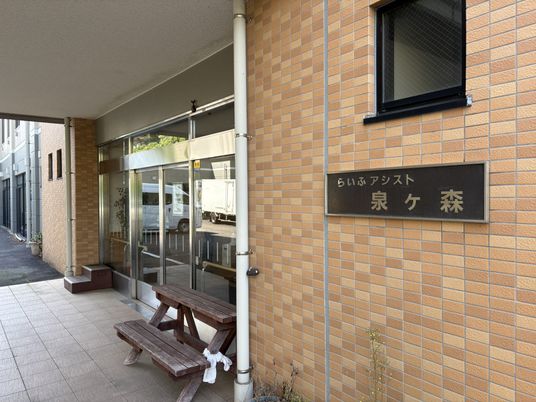 レンガ造りの正面玄関