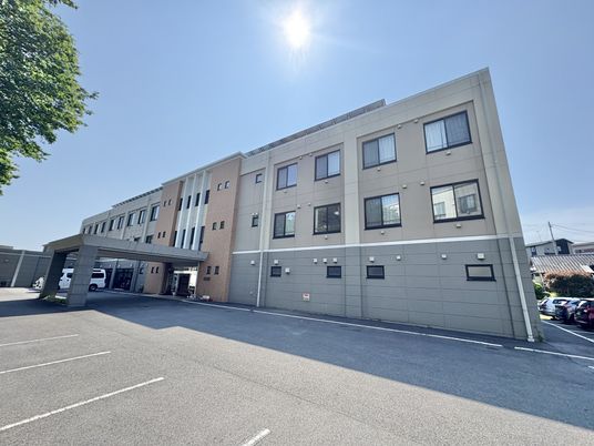 青空と広々とした外観