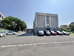 広い駐車場がある建物