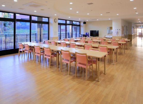 明るい広々とした食堂