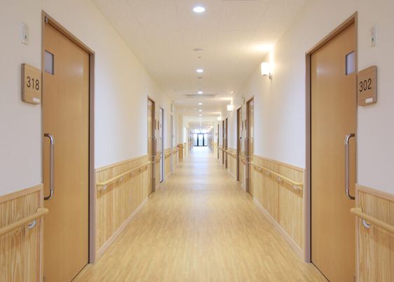 明るく清潔な廊下