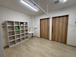 収納スペースとドアのある室内