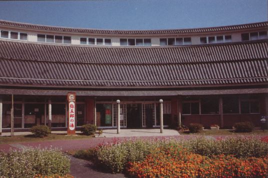 花に囲まれた建物の外観