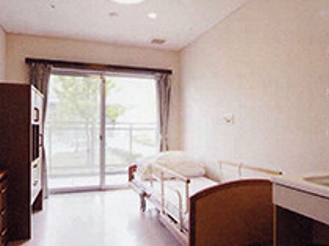 自然光が差し込む居室 居室 窓から自然光が差し込み、明るく快適な居室です。リラックスした時間を過ごせます。