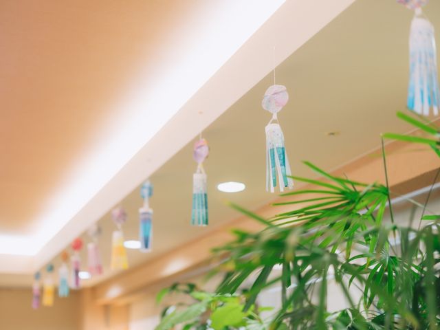 明るい飾りのある室内 内観 色とりどりの飾りが天井から吊るされ、自然の光がたっぷりと差し込む明るい空間です。