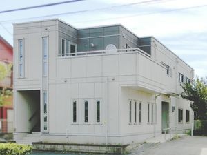 白い建物の外観  