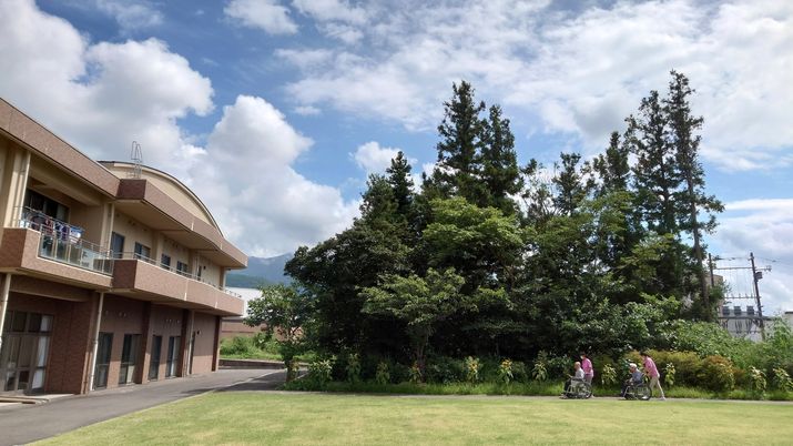 広い庭と建物