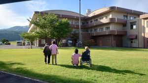 芝生の庭と建物