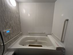 安全設備が整った浴室
