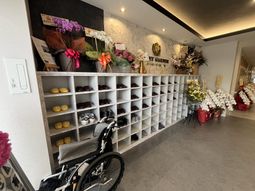 靴棚と車椅子の廊下
