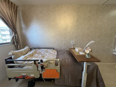 明るいベッドの居室