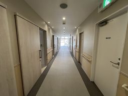 明るい長い廊下