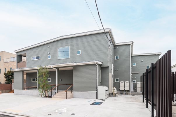 駐車場付きの建物外観