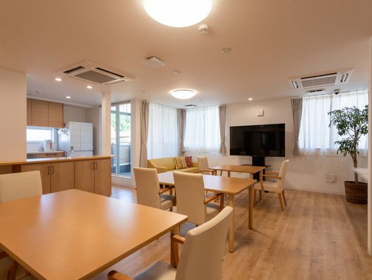 日差し入る明るいリビング