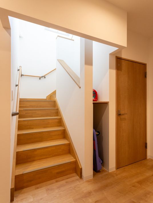 木製の階段と手すり