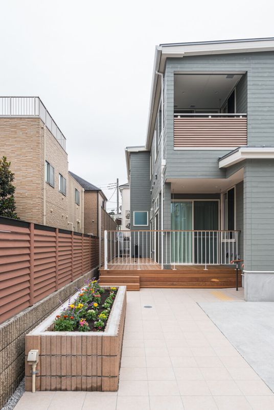 整備された庭の周辺