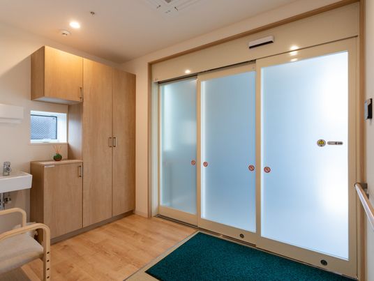 窓際の清潔な居室