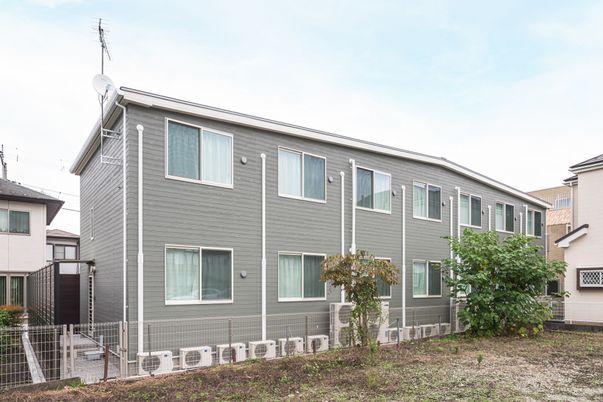 緑に囲まれた建物の外観