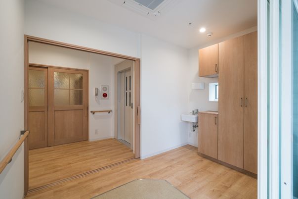 やさしい木目のエレベーター前