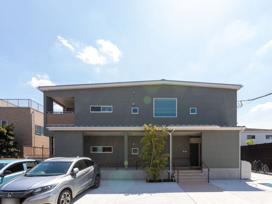 車が並ぶ建物の外観