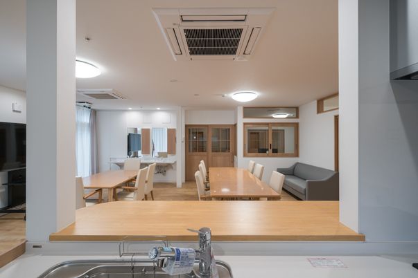 自然光の入る広々とした部屋