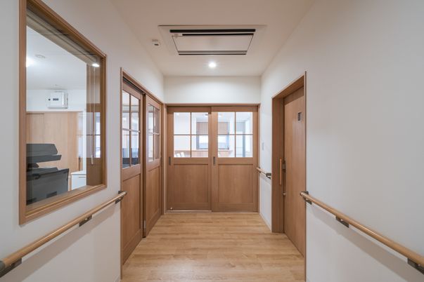 温かい雰囲気の廊下