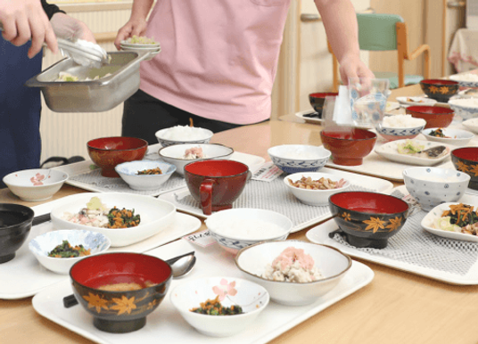 配膳される食事